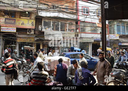 La vita quotidiana in strade affollate di Chandni Chowk, New Delhi, India Foto Stock