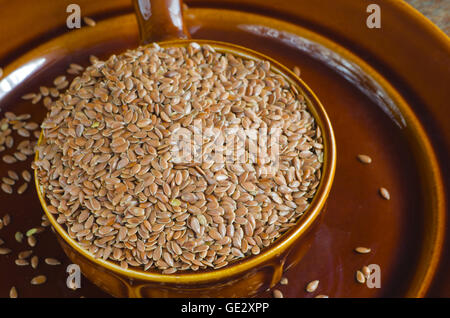 Porzione di flaxseeds, nella ciotola marrone Foto Stock