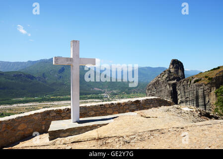 La croce è vicino al monastero di Santa Trinità, Meteora, Grecia Foto Stock
