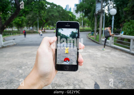 Bangkok, Tailandia - 22 Luglio 2016 : Apple iPhone5s tenuto in una mano che mostra il suo schermo con Pokemon Go. Foto Stock