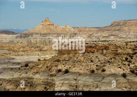 Angelo picco e alcuni dei suoi dintorni badlands, a sud-est di Farmington, Nuovo Messico. Foto Stock