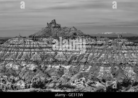 Angelo picco e alcuni dei suoi dintorni badlands, a sud-est di Farmington, Nuovo Messico. Foto Stock