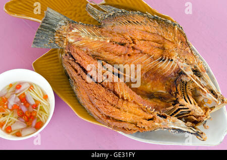 Cibo tailandese menu - la salsa di ostriche fritte su striped bass pesce (famoso cibo tailandese) Foto Stock