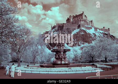 Il Castello di Edimburgo a infrarossi INFRARED da Princes Street Gardens rock Foto Stock