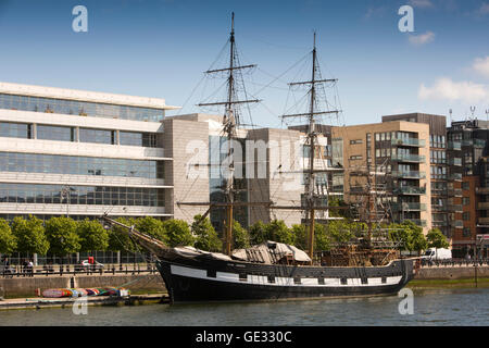 Irlanda, Dublino, Jeanie Johnston nave, replica 3 masted barque ormeggiati alla Custom House Quay sul fiume Liffey Foto Stock