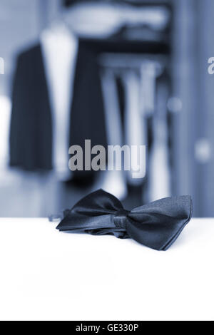 Il filtro Bow Tie. Aprire un armadio e smoking. Foto Stock