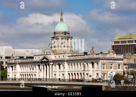 Irlanda, Dublino, 1791 Custom House accanto al fiume Liffey Foto Stock