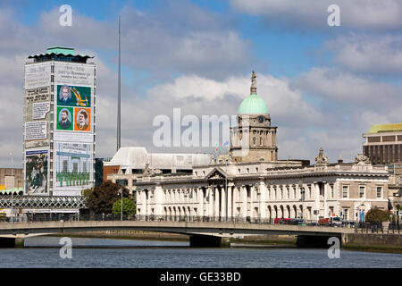 Irlanda, Dublino, 1791 Custom House accanto al fiume Liffey, SIPTU Sindacali banner centenario di copertura edificio riverside Foto Stock