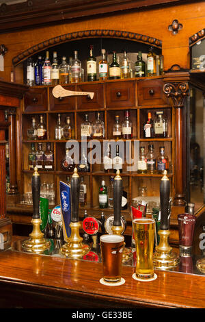 Irlanda, Dublino, Parkgate Street, Ryans, Buckley's pub, 1886 interni in stile vittoriano, bar e pompe di birra Foto Stock