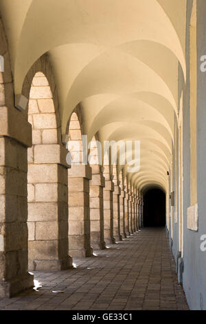 Irlanda, Dublino, Benburb Street, Museo Nazionale delle Arti Decorative e storia in Collins Barracks, parata a terra collonade Foto Stock