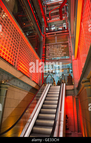 Irlanda, Dublino, Ainsfort Street, Magazzino Guinness Brewery attrazione turistica, escalator Foto Stock