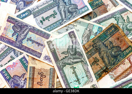 Myanmar (Birmania) denaro, vecchio e nuovo: l unità monetaria è il Kyat banconote. Foto Stock