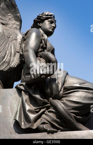 Irlanda, Dublino, O'Connell Street, Daniel O'Connell monumento dello scultore John Henry Foley, dettaglio donna serpente di contenimento Foto Stock