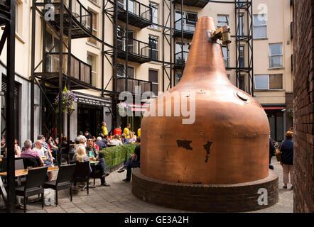Irlanda, Dublino, Bow Street, Old Jameson Whiskey Distillery attrazione, il rame stiill in cortile Foto Stock