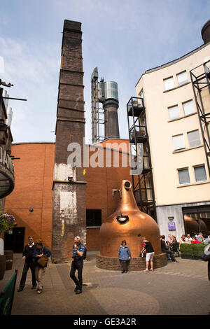 Irlanda, Dublino, Smithfield, Bow Street, Old Jameson Whiskey Distillery attrazione, rame ancora in cortile Foto Stock