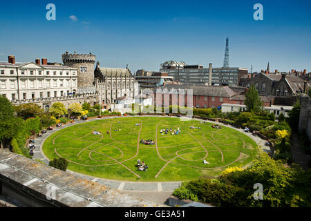 Irlanda, Dublino, il Castello di Dublino, vista in elevazione dei giardini Dubhlinn da Chester Beatty Library Roof Garden Foto Stock