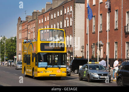 Irlanda, Dublino, Merrion Street Upper, Cityscape scoperto bus tour con Guinness fabbrica scheda di destinazione Foto Stock