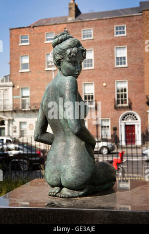 Irlanda, Dublino, Merrion Square, scultura di Oscar Wilde la moglie Costanza in gravidanza Foto Stock