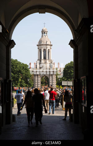 Irlanda, Dublino, 1853 Trinity College Campanile torre campanaria da Regent House portineria arch Foto Stock