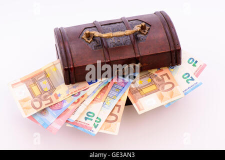 Molte delle banconote in euro che stabilisce in Treasure Chest Foto Stock