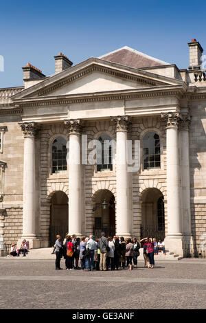 Irlanda, Dublino Trinity College, la piazza del Parlamento, ai visitatori al di fuori di cappella Foto Stock