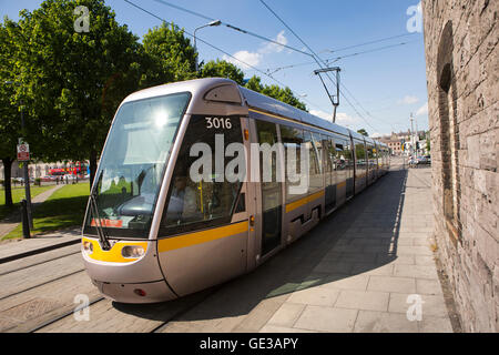 Irlanda, Dublino, Steven Street, Luas tram dalla stazione ferroviaria Heuston Station Foto Stock