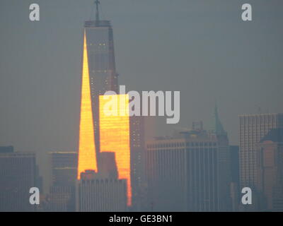 One World Trade Center fotografata da Borough Park Brooklyn, a circa 8 miglia di distanza Foto Stock