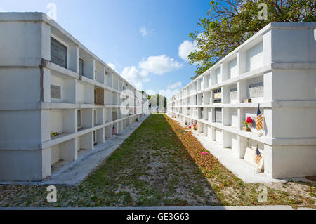 Due croci sulle tombe a Key West cimitero. Si tratta di un 19-acri cimitero, e circa 100.000persone sono sepolti qui Foto Stock