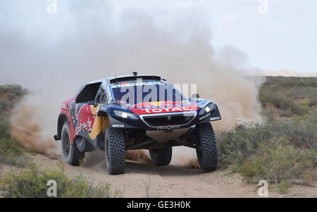 Wuhai, la Cina della Mongolia Interna Regione Autonoma. 22 Luglio, 2016. Il Team Peugeot Total di Sebastien Loeb e co-driver Daniel Elena guidare la vettura durante la tredicesima tappa del Rally Silkway 2016 in Wuhai, nel nord della Cina di Mongolia Interna Regione Autonoma, il 22 luglio 2016. © Deng Hua/Xinhua/Alamy Live News Foto Stock