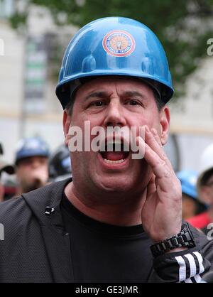 NEW YORK, NY - aprile 28: Membri della costruzione di sindacati (costruzione mestieri) tenere una manifestazione di protesta di fronte al Macklowe proprietà a 767 Fifth Avenue edificio per esprimere la loro opposizione al mancato utilizzo di unione e potenzialmente la manodopera non qualificata nella costruzione di 1 Wall Street a New York New York il 28 aprile 2016. Photo credit: Rainmaker foto/MediaPunch Foto Stock