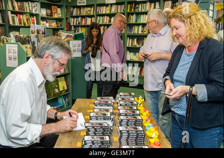 Cork, Irlanda. 22 Luglio, 2016. Gerry Adams, il leader del partito Sinn Féin era in Liam Ruiseal's Bookshop in Oliver Plunkett Street, sughero, da venerdì 22 luglio, firma il suo nuovo libro - 'My poco libro di tweet'. Unà Tobin dal Ballyvolane, sughero, è stato il primo cliente di avere la sua copia del libro firmato. Credito: Andy Gibson/Alamy Live News. Foto Stock