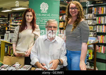 Cork, Irlanda. 22 Luglio, 2016. Gerry Adams, il leader del partito Sinn Féin era in Liam Ruiseal's Bookshop in Oliver Plunkett Street, sughero, da venerdì 22 luglio, firma il suo nuovo libro - 'My poco libro di tweet'. Sarah O'Sullivan da Beal Na Bláth e Cahernane O'Leary da Ballincollig ha ottenuto le loro copie del libro firmato dal sig. Adams. Credito: Andy Gibson/Alamy Live News. Foto Stock