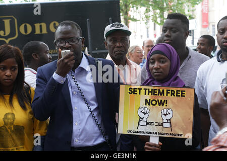 Londra, Inghilterra, Regno Unito. 22 Luglio, 2016. Figlia di Gambia leader dell opposizione Ousainou Darboe protestare fuori la Nigeria embassy domanda per rilasciare il suo padre e altri 18 jialed per una manifestazione non autorizzata dal missionario nigeriano in Gambia fuori la Nigeria ambasciata, Londra, Regno Unito. Credito: Vedere Li/Alamy Live News Foto Stock