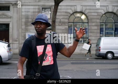 Londra, Inghilterra, Regno Unito. 22 Luglio, 2016. Regno Unito Gambia protesta per contrassegnare 22 anni di tirannia sotto la Giunta APRC capeggiate da Yahya Jammeh. L uccisione di protester Ebrima Sandeng solista e la domanda per il rilascio del Gambia leader dell opposizione Ousainou Darboe imprigionato e altri 18 in carcere per una manifestazione non autorizzata dal missionario nigeriano in Gambia fuori la Nigeria ambasciata, Londra, Regno Unito. Credito: Vedere Li/Alamy Live News Foto Stock