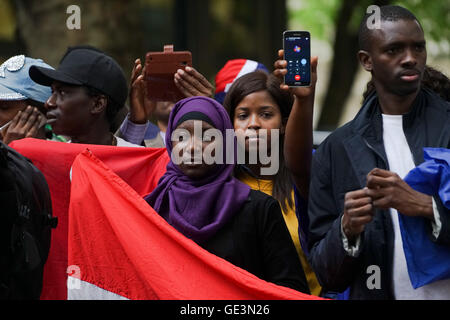 Londra, Inghilterra, Regno Unito. 22 Luglio, 2016. Figlia di Gambia leader dell opposizione Ousainou Darboe protestare fuori la Nigeria embassy domanda per rilasciare il suo padre e altri 18 jialed per una manifestazione non autorizzata dal missionario nigeriano in Gambia fuori la Nigeria ambasciata, Londra, Regno Unito. Credito: Vedere Li/Alamy Live News Foto Stock