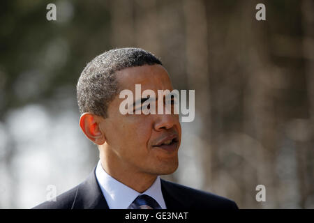 Springfield, Virginia, Stati Uniti d'America. Xi Febbraio, 2009. Springfield, VA - Febbraio 11, 2009 -- Il Presidente degli Stati Uniti Barack Obama parla sul sito della costruzione di Fairfax County Parkway connettore, Springfield, VA, Mercoledì, 11 febbraio 2009.Credit: Aude Guerrucci - Piscina via CNP © Aude Guerrucci/CNP/ZUMA filo/Alamy Live News Foto Stock