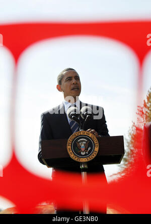 Springfield, Virginia, Stati Uniti d'America. Xi Febbraio, 2009. Springfield, VA - Febbraio 11, 2009 -- Il Presidente degli Stati Uniti Barack Obama parla sul sito della costruzione di Fairfax County Parkway connettore, Springfield, VA, Mercoledì, 11 febbraio 2009.Credit: Aude Guerrucci - Piscina via CNP © Aude Guerrucci/CNP/ZUMA filo/Alamy Live News Foto Stock