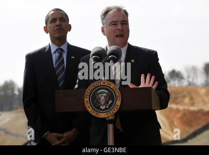 Springfield, Virginia, Stati Uniti d'America. Xi Febbraio, 2009. Springfield, VA - Febbraio 11, 2009 -- Virginia governatore Tim Kaine parla mentre il Presidente degli Stati Uniti Barack Obama ascolta, sul sito della costruzione di Fairfax County Parkway connettore, mercoledì, Springfield, VA, febbraio 11, 2009.Credit: Aude Guerrucci - Piscina via CNP © Aude Guerrucci/CNP/ZUMA filo/Alamy Live News Foto Stock