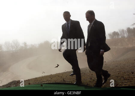 Springfield, Virginia, Stati Uniti d'America. Xi Febbraio, 2009. Springfield, VA - Febbraio 11, 2009 -- Il Presidente degli Stati Uniti Barack Obama cammina con la Virginia governatore Tim Kaine, dopo guardando una pazza della costruzione del sito di Fairfax County Parkway connettore che ther stanno visitando, Springfield, VA, Mercoledì, 11 febbraio 2009.Credit: Aude Guerrucci - Piscina via CNP © Aude Guerrucci/CNP/ZUMA filo/Alamy Live News Foto Stock