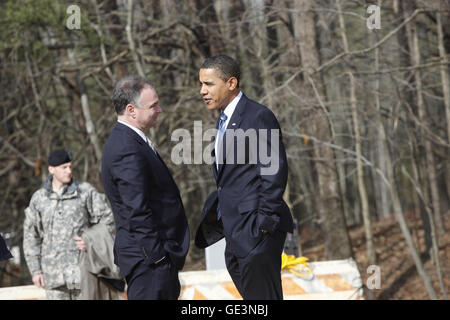 Springfield, Virginia, Stati Uniti d'America. Xi Febbraio, 2009. Springfield, VA - Febbraio 11, 2009 -- Il Presidente degli Stati Uniti Barack Obama parla con il governatore della Virginia Tim Kaine, prima di effettuare un intervento sul sito della costruzione, Springfield, VA, Mercoledì, 11 febbraio 2009.Credit: Aude Guerrucci - Piscina via CNP © Aude Guerrucci/CNP/ZUMA filo/Alamy Live News Foto Stock