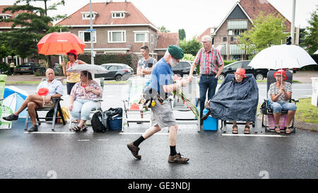 Nijmegen, Paesi Bassi. 22 Luglio, 2016. Poiché è il più grande del mondo multi-giorno evento a piedi, quattro giorni Marche è visto come il primo esempio di sportività e di legame internazionale tra i militari soldati e donne e civili provenienti da molti paesi diversi. Il giorno finale di marching attraversa gravi, Cuijk, Overasselt e Malden. Il sensore di pioggia, temporali, saluta e venti forti attese nei Paesi Bassi per le prossime ore, ha catturato la Vierdaagse organizzatori completamente fuori di guardia. Credito: Romy Arroyo Fernandez/Alamy Live News Foto Stock