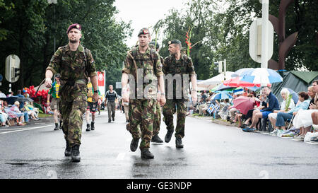 Nijmegen, Paesi Bassi. 22 Luglio, 2016. Poiché è il più grande del mondo multi-giorno evento a piedi, quattro giorni Marche è visto come il primo esempio di sportività e di legame internazionale tra i militari soldati e donne e civili provenienti da molti paesi diversi. Il giorno finale di marching attraversa gravi, Cuijk, Overasselt e Malden. Il sensore di pioggia, temporali, saluta e venti forti attese nei Paesi Bassi per le prossime ore, ha catturato la Vierdaagse organizzatori completamente fuori di guardia. Credito: Romy Arroyo Fernandez/Alamy Live News Foto Stock