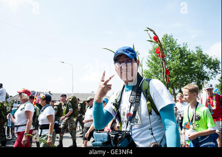 Nijmegen, Paesi Bassi. 22 Luglio, 2016. Poiché è il più grande del mondo multi-giorno evento a piedi, quattro giorni Marche è visto come il primo esempio di sportività e di legame internazionale tra i militari soldati e donne e civili provenienti da molti paesi diversi. Il giorno finale di marching attraversa gravi, Cuijk, Overasselt e Malden. Il sensore di pioggia, temporali, saluta e venti forti attese nei Paesi Bassi per le prossime ore, ha catturato la Vierdaagse organizzatori completamente fuori di guardia. Credito: Romy Arroyo Fernandez/Alamy Live News Foto Stock