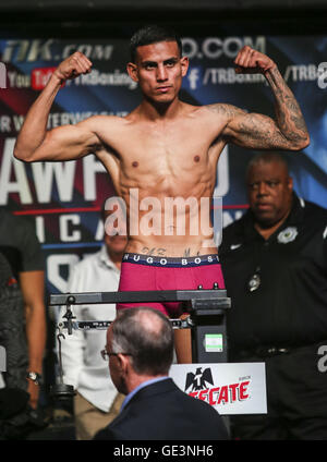 Las Vegas, Nevada, USA. 22 Luglio, 2016. Jose Benavidez passi sulla scala durante la Welterweight pesa al MGM Grand Garden Arena sulla luglio 22, 2016 a Las Vegas, Nevada. Credito: Ringo Chiu/ZUMA filo/Alamy Live News Foto Stock