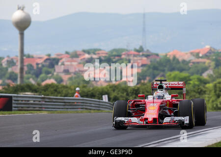 Mogyorod. 22 Luglio, 2016. Ferrari il pilota Sebastian Vettel di Germania gare durante la seconda sessione di prove libere ungherese della F1 Grand Prix sulla luglio 22, 2016 a Mogyorod, Ungheria. Credito: Attila Volgyi/Xinhua/Alamy Live News Foto Stock