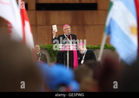 Gdansk, Polonia 23rd, Luglio 2016 Arcivescovo Slawoj Leszek Glodz durante l'open-air incontro a Danzica presso la piazza di solidarietà è visto. Migliaia di giovani cattolici di tutto il mondo visitano la Polonia a pochi giorni prima dell inizio della Giornata Mondiale della Gioventù a Cracovia. I giovani di visitare città polacche di tutto il paese e dopo che sul Wendesday 27th, di luglio arriveranno a Cracov per incontrare il Santo Padre Francesco. Credito: Michal Fludra/Alamy Live News Foto Stock