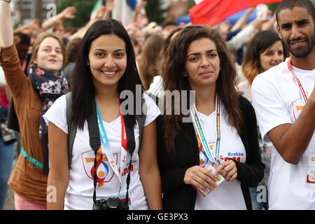 Gdansk, Polonia 23rd, Luglio 2016 giovani provenienti da diversi paesi di tutto il mondo durante la open-air incontro a Danzica presso la piazza di solidarietà sono visti. Migliaia di giovani cattolici di tutto il mondo visitano la Polonia a pochi giorni prima dell inizio della Giornata Mondiale della Gioventù a Cracovia. I giovani di visitare città polacche di tutto il paese e dopo che sul Wendesday 27th, di luglio arriveranno a Cracov per incontrare il Santo Padre Francesco. Credito: Michal Fludra/Alamy Live News Foto Stock