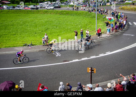 Chris Froome in Domancy dopo la sua caduta durante la fase 19 del 2016 Tour de France. Il pregiudizio sulla sua schiena è chiaramente visibile. Credito: Mark Steward/Alamy Live News Foto Stock