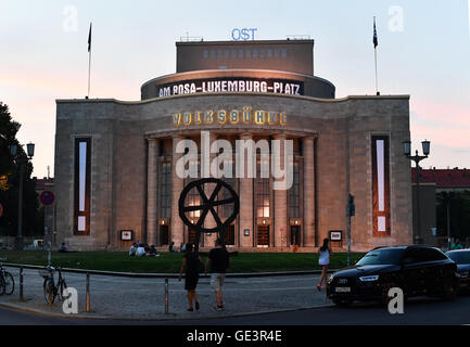 Berlino, Germania. 21 Luglio, 2016. La facciata illuminata del popolo del teatro in serata a Berlino, Germania, 21 luglio 2016. Foto: Jens Kalaene/dpa/Alamy Live News Foto Stock