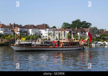 Kingston Londra,UK. Il 23 luglio 2016.Royal Barge Vincenzo naviga lungo il fiume Tamigi a Kingston in un giorno caldo e soleggiato Credito: amer ghazzal/Alamy Live News Foto Stock